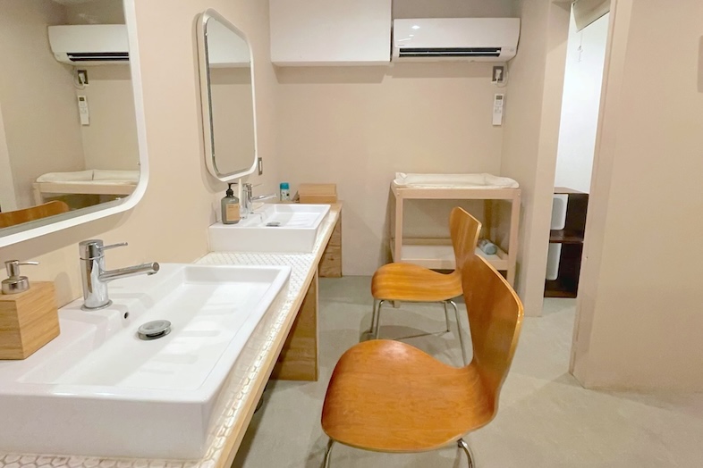 【屋内】洗面ルームはモデル控え室やメイク、着替えのお部屋としてもご利用可 ※男女一部屋ずつ有