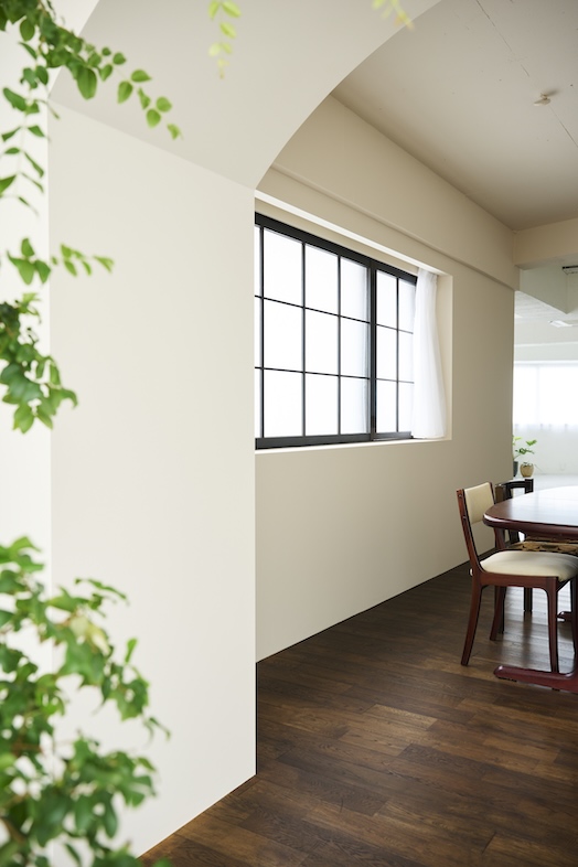 studio SPINDLE｜【WOOD FLOOR】側より【WHITE MOETAR FLOOR】への抜け
