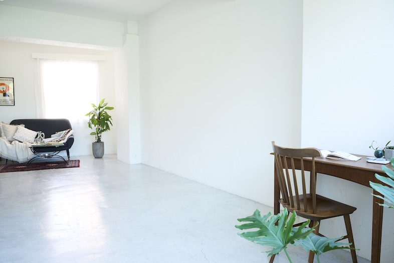 studio SPINDLE｜【WHITE MOETAR FLOOR】大きな白壁×コンクリート床のフロアは商品やポートレートなどの撮影に最適