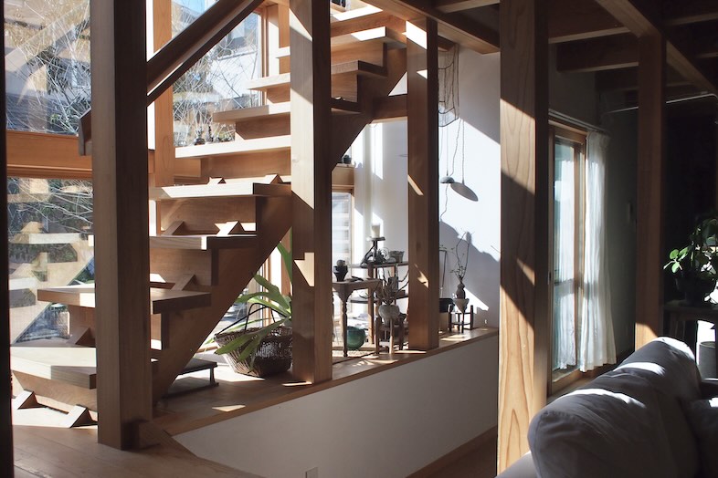 木のいえ kashiwa｜【1F】2Fへ続く階段は、外とのつながりを感じ自然と空間に溶け込む