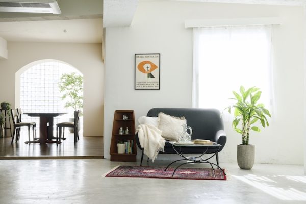 【WHITE MOETAR FLOOR】3面から日中を通してやわらかい光が入る空間（昼過ぎより直射日光）