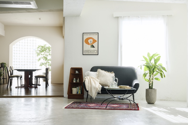 studio SPINDLE｜【WHITE MOETAR FLOOR】3面から日中を通してやわらかい光が入る空間（昼過ぎより直射日光）