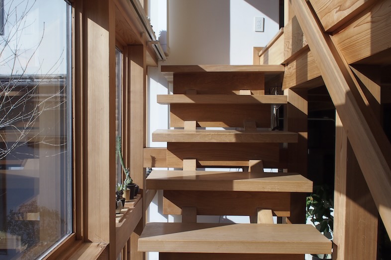 木のいえ kashiwa｜木に囲まれた階段スペース