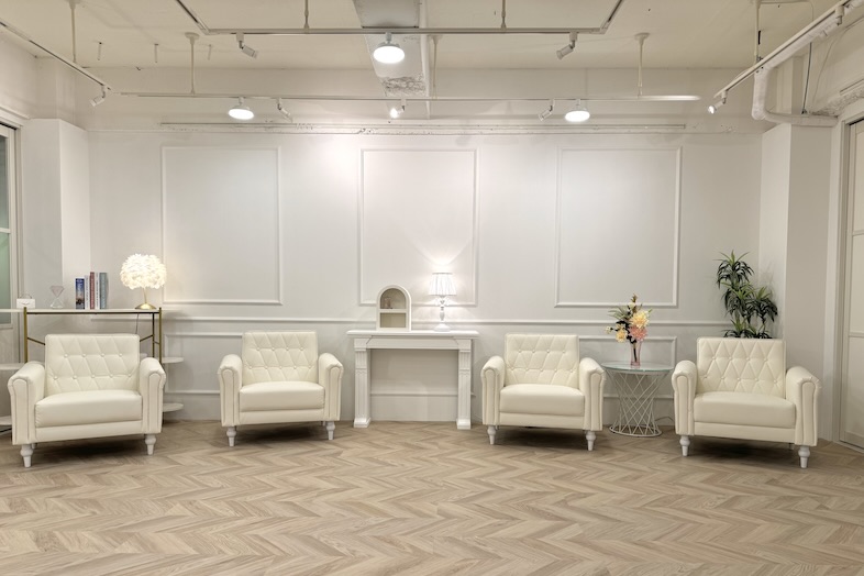 神南セレクトスペース｜清潔感あふれるホワイトベースのセットは、プロフィール撮影やポートレート対談などに最適