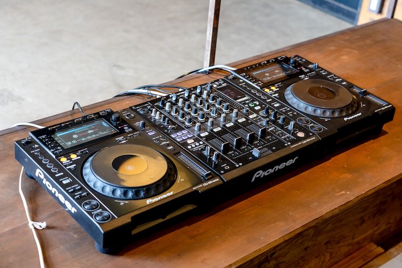 DJ機材や音響機材のレンタルもご用意有 ※PAスタッフも常駐可能