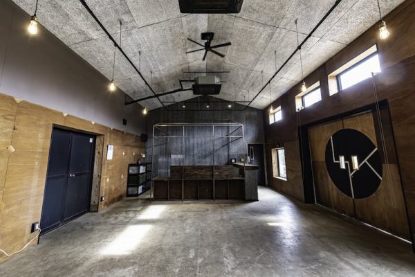 【屋内】ウッドとコンクリートを基調とした開放的な空間は、複数の窓から自然光が差し込むため、昼間は照明なしでOK