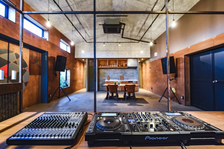 【屋内】カウンターはDJブースとしても利用可能 ※DJ機材は常設ではなく、レンタル品です