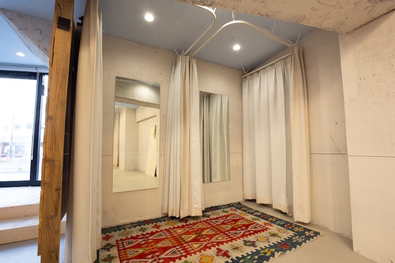 GOBLIN.北参道店｜フィッティングルームが2つあるため、モデルや演者が複数人いても安心