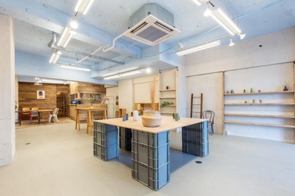 広いワンフロア空間の入り口から見た全景