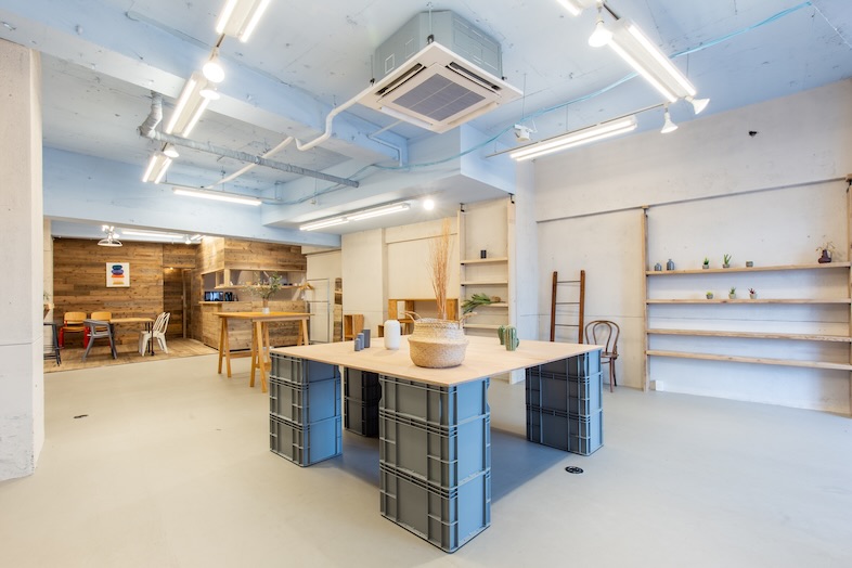 GOBLIN.北参道店｜広いワンフロア空間の入り口から見た全景