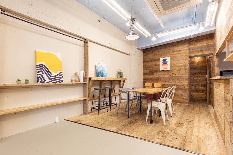 GOBLIN.北参道店｜ウッド壁とテーブルを活かした空間は、ライフスタイル系の撮影や対談シーンにぴったり