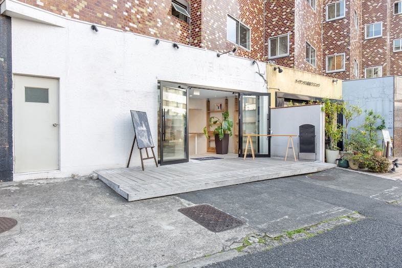 GOBLIN.北参道店｜入口前の広い敷地を活かして動きがある入店カットや来店シーン、ショップイメージ撮影が可能