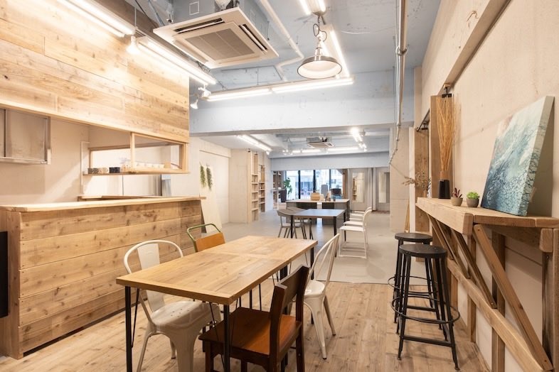 GOBLIN.北参道店｜広いワンフロア空間を奥から見た構図