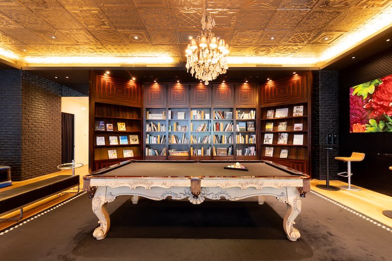 GOBLIN.お台場BLDG店 -LOUNGE-｜本棚やビリヤード台を背景にトークシーンの撮影も可能