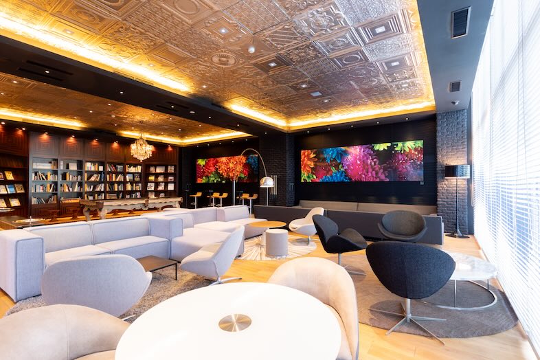 GOBLIN.お台場BLDG店 -LOUNGE-｜シンプルモダンなソファが並ぶラウンジ