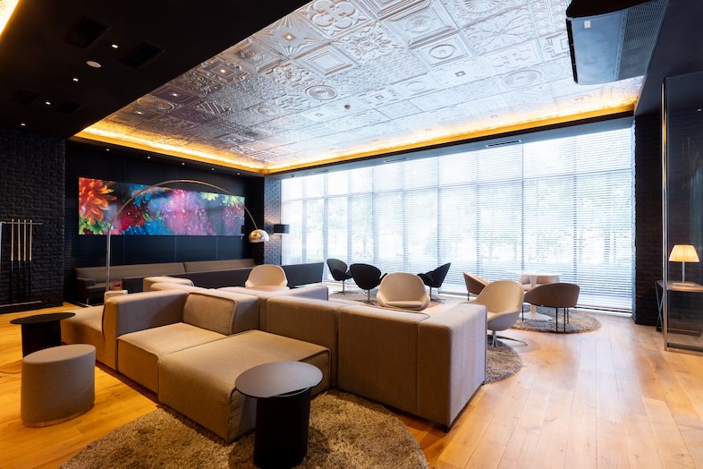 GOBLIN.お台場BLDG店 -LOUNGE-｜大きなガラス窓から自然光が差し込みます