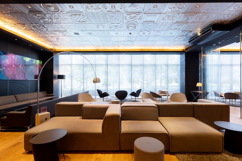 GOBLIN.お台場BLDG店 -LOUNGE-｜ブラインドを下げて光の調整可能