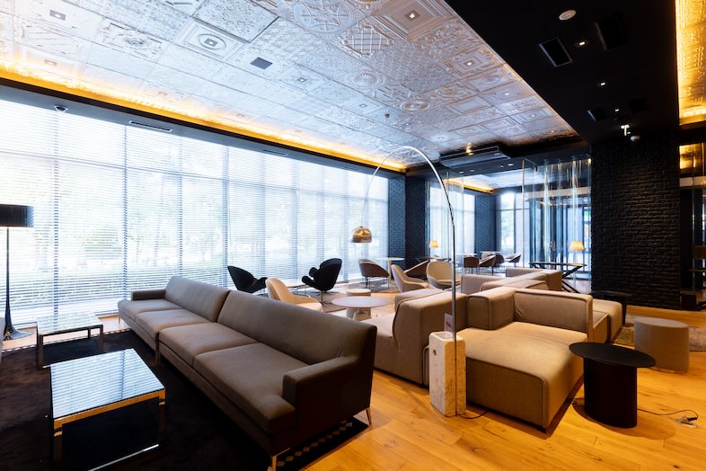 GOBLIN.お台場BLDG店 -LOUNGE-｜オフィスビルのエントランスでもあるため入室シーンの収録も