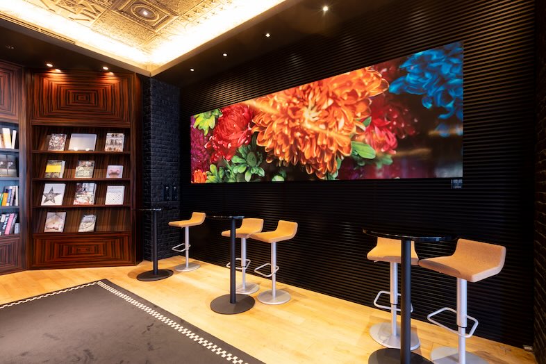 GOBLIN.お台場BLDG店 -LOUNGE-｜華やかな背景があるハイテーブルエリア