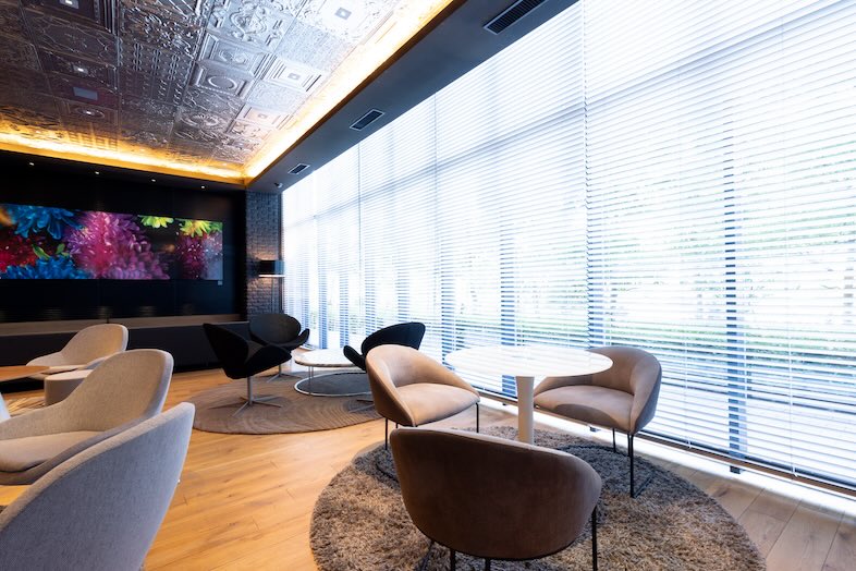 GOBLIN.お台場BLDG店 -LOUNGE-｜インパクトのある画をバックに取材・インタビューも