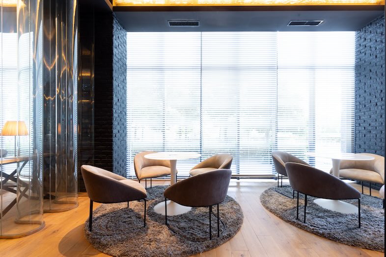 GOBLIN.お台場BLDG店 -LOUNGE-｜4名掛けの丸テーブル席が並ぶエリア