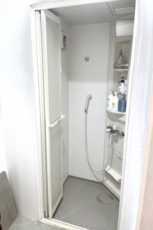 【屋内】シャワールームは男女一つずつ、シャンプーなど基本的なアメニティもご用意ございます