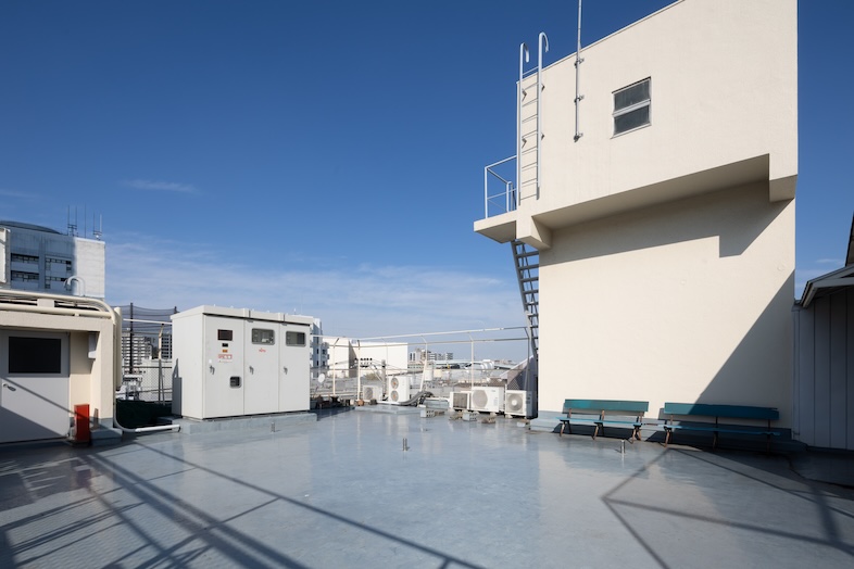 【ROOFTOP】建物の4Fにあります