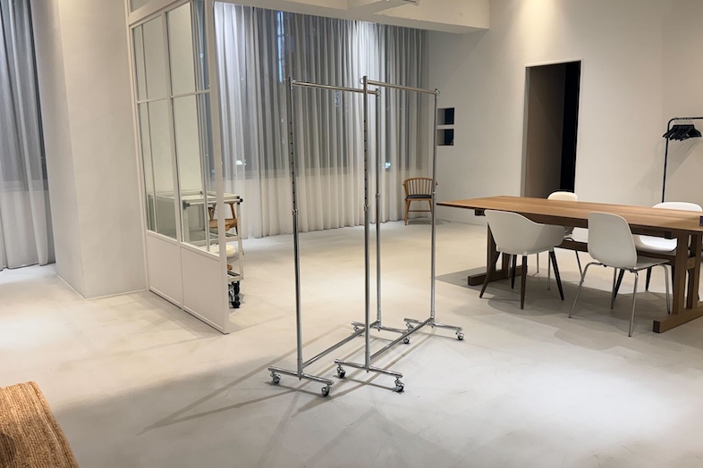 116 Studio AOYAMA｜メイクルームにはハンガーラックを2つご用意