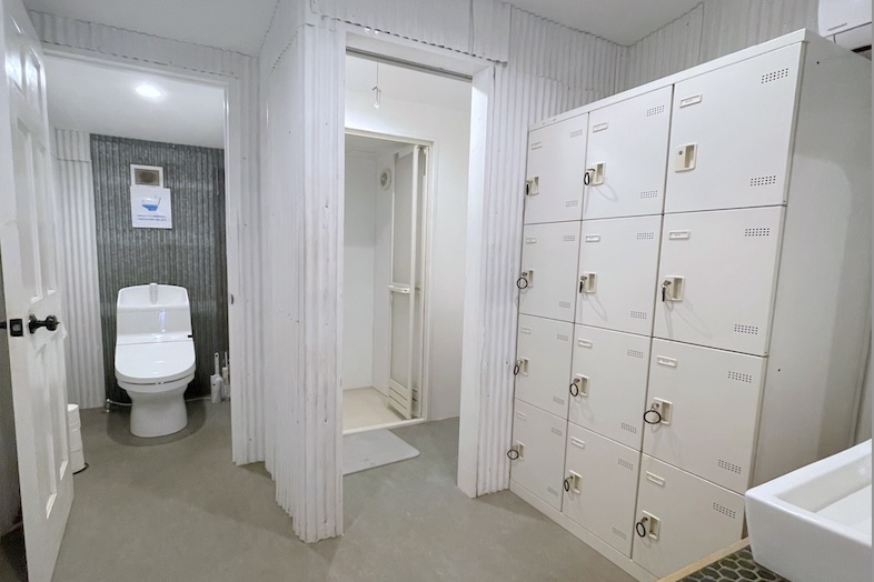 【屋内】男女別の洗面ルームにはトイレ、シャワー、鍵付きロッカー、おむつ台（女性トイレのみ）がございます