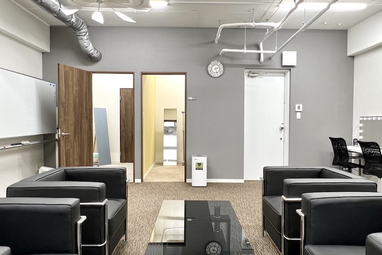 神南セレクトスペース｜黒のアクセントが効いた応接間風の空間はメリハリのある画が撮れる