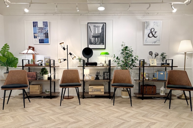 神南セレクトスペース｜落ち着いた色味のチェアを活用すればインタビュー撮影やトーク系動画にも深みをプラス