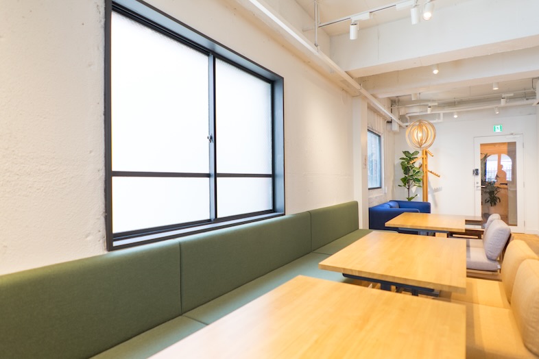 GOBLIN.渋谷BLDG店 -LOUNGE-｜窓のラインとベンチの直線が絶妙なアングルは対談や作業シーンの撮影にぴったり