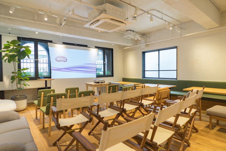 GOBLIN.渋谷BLDG店 -LOUNGE-｜スクリーンを使うことで、社内説明会やプレゼン収録も可能に