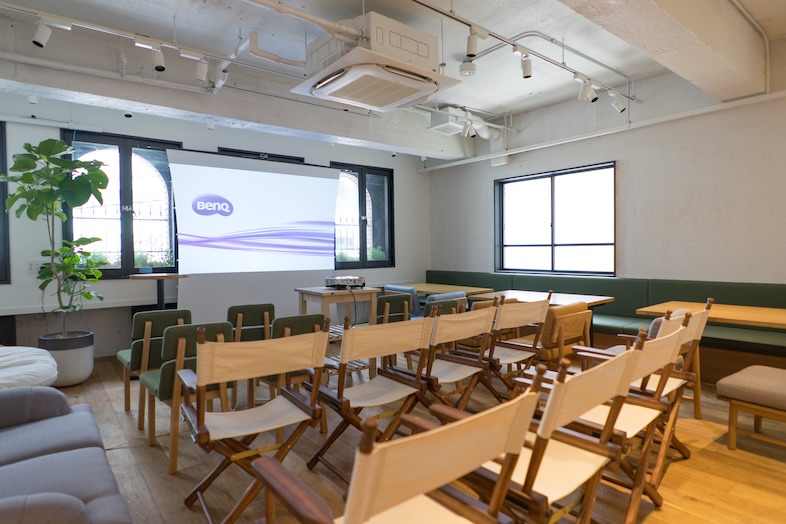 GOBLIN.渋谷BLDG店 -LOUNGE-｜登壇者を引きで撮ることも可能なのでセミナーや講演会の収録にもうってつけ