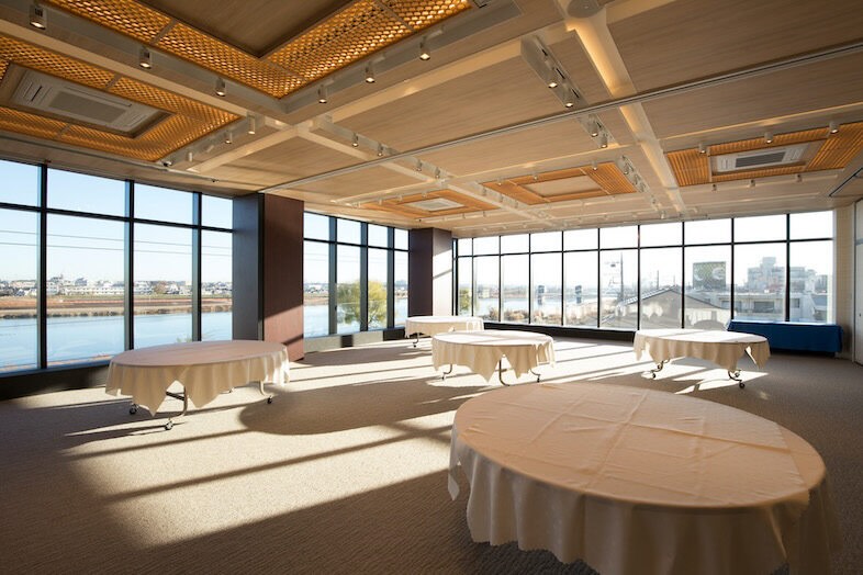 GOBLIN.登戸HALL店｜丸テーブルを配置したレイアウトは、懇親会・レセプションに最適