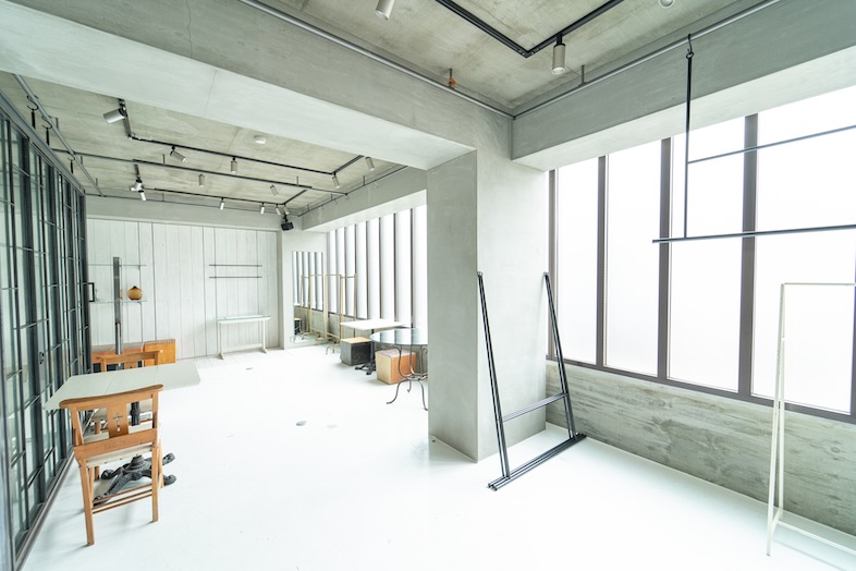 GOBLIN.神宮前GALLERY店｜アパレル・雑貨などの商品撮影に！シンプルな空間で撮影できるアートギャラリー風の『撮影スタジオ』