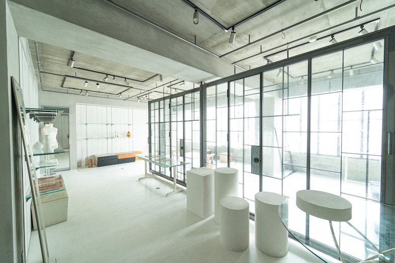 GOBLIN.神宮前GALLERY店｜【2F】白とガラスと光が交わる空間は展示会にも、アパレルのポップアップにもおすすめ