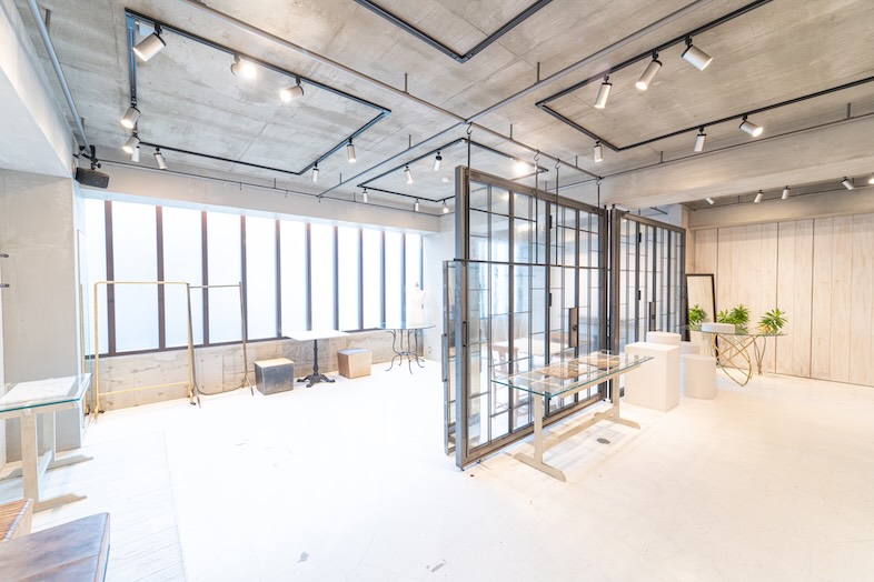 GOBLIN.神宮前GALLERY店｜【2F】拓けた視界とアイアンの仕切りが創る都会的な空間は、アート展示・スチール撮影・トークイベント収録に最適