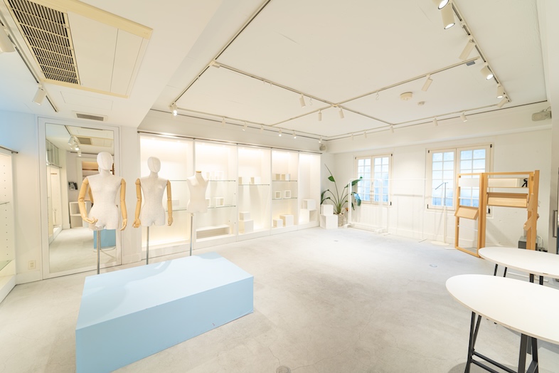 GOBLIN.神宮前GALLERY店｜【3F】什器を組み替えて自由な設計ができる白いキャンバスのような空間