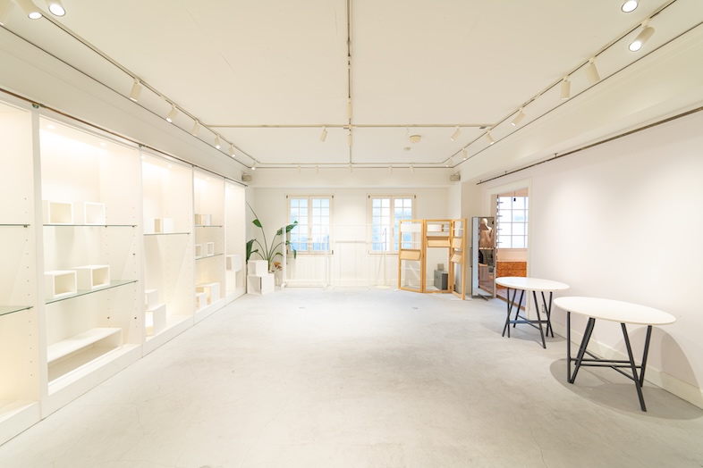 GOBLIN.神宮前GALLERY店｜【3F】広くて自由度の高い白空間は大人数のセミナーから少人数の収録までフレキシブルに対応可