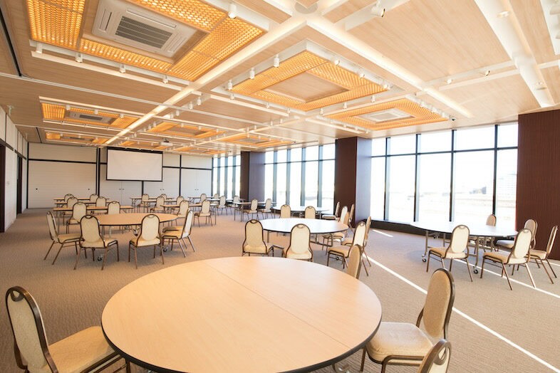 GOBLIN.登戸HALL店｜自然光が入る明るい空間はイベントやパーティー、懇親会などに最適