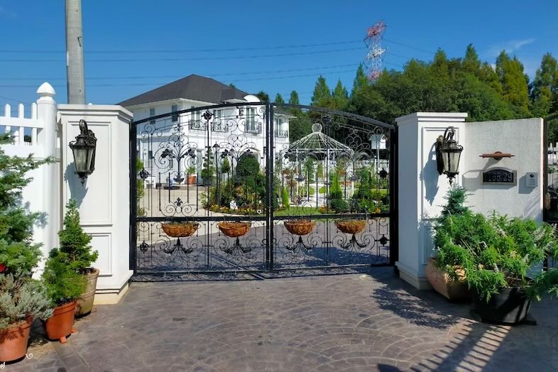 イングリッシュガーデン・ロケーションサービススタジオ︎｜【外観】入口は豪華な両面アイアン扉