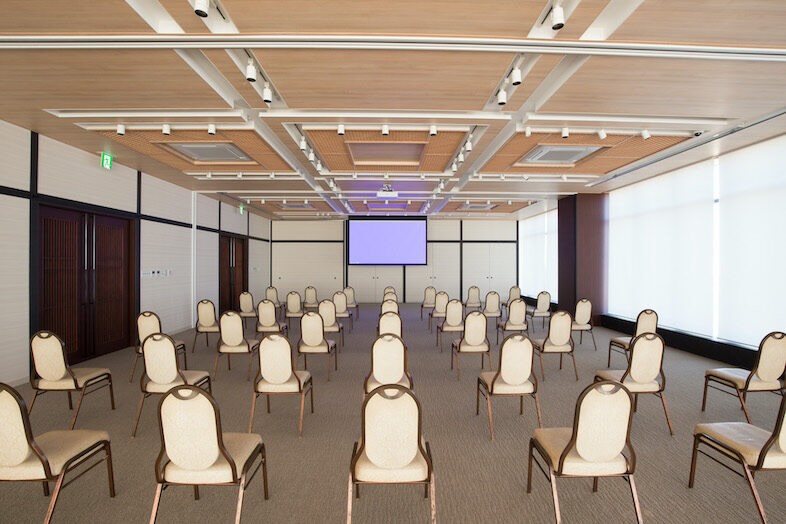 GOBLIN.登戸HALL店｜正面スクリーンを活かした配置は、講演・カンファレンスに最適