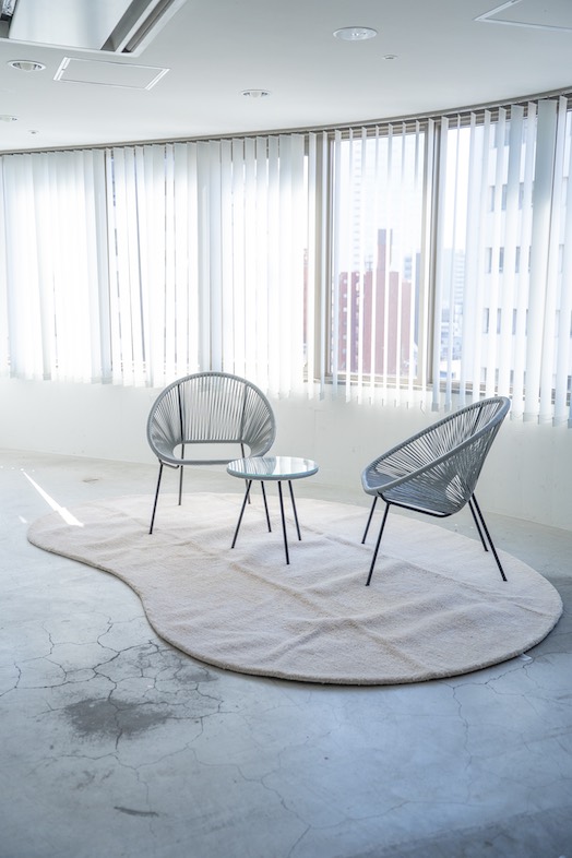 ZAspace｜楕円のラグやガーデンチェアが備品でございます