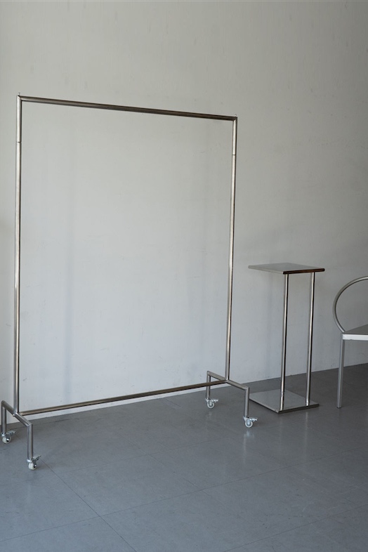 ZAspace｜各ギャラリーにステンレスハンガーラック追加しています