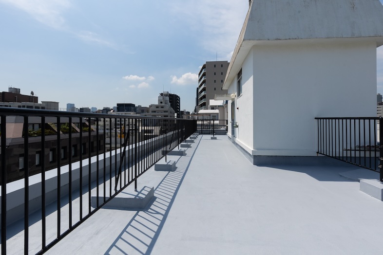 屋上ならではの空気感を生かした撮影が可能