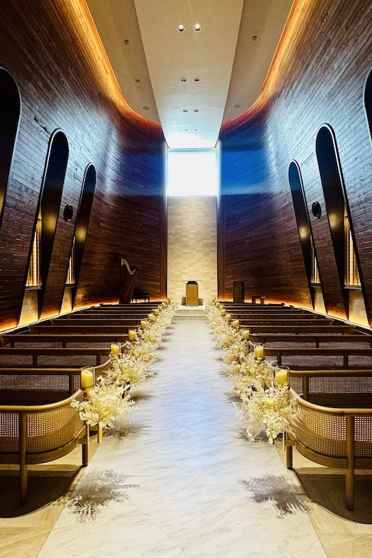 山手迎賓館 横浜｜【チャペル】天井から差し込む光とダークブラウンの空間が相まって幻想的な雰囲気に