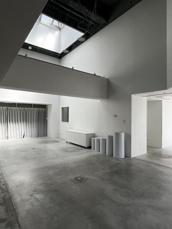 円柱展示台と展示棚
