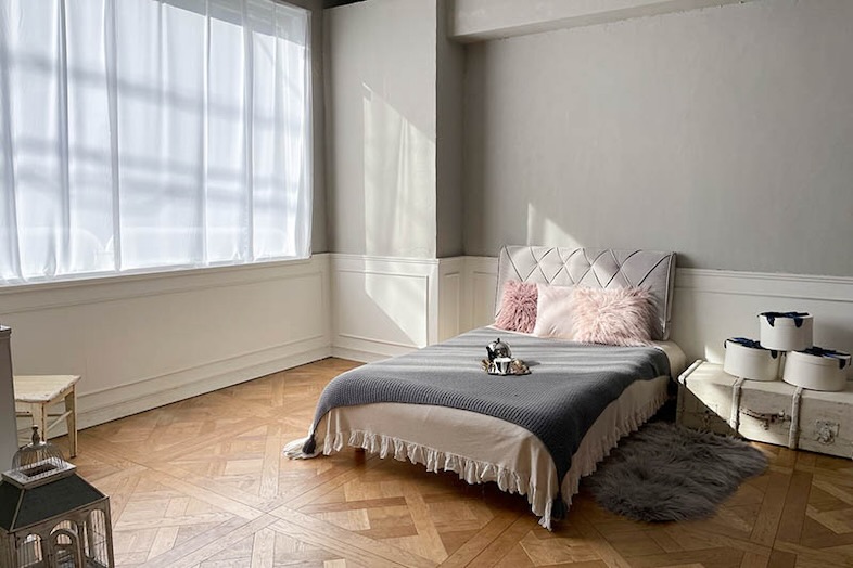 studio Slow自由が丘︎｜【パーケットフローリング】自然光差し込むベッドルームで起床・就寝シーンの撮影が可能