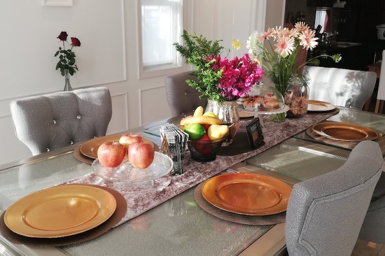 イングリッシュガーデン・ロケーションサービススタジオ︎｜【1F ダイニング】優雅な食事シーンも撮影可能